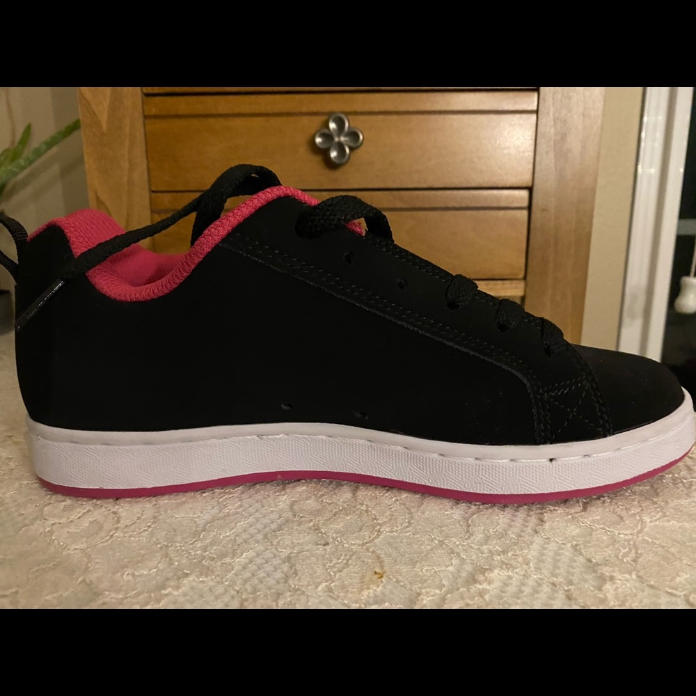 black and pink DC’ size 6 brand new